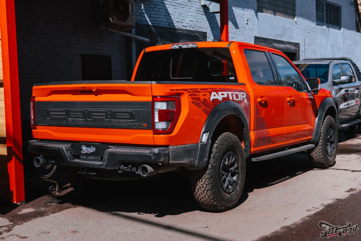 Фирменный шиномонтаж для Ford Raptor. Сколько весят эти огромные колеса?!